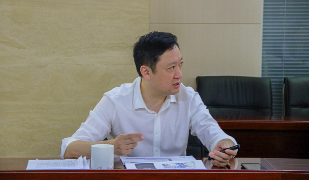 杜巖岫同志參加支部活動，為黨員講授黨課